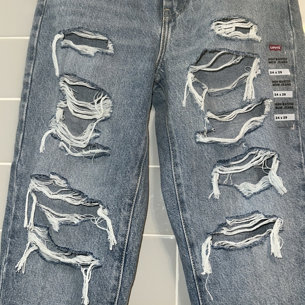 NWT Levi’s Distressed High-Waisted Mom Jeans - Picture 7 of 17